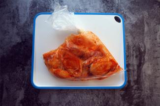 装进保鲜袋里，放冰箱冷藏腌制12个小时以上，一般我会提前腌制，腌制一天，让骨头也入味。