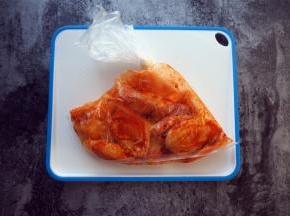 装进保鲜袋里，放冰箱冷藏腌制12个小时以上，一般我会提前腌制，腌制一天，让骨头也入味。