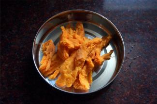 红薯水煮熟后放凉，去皮，取100克。