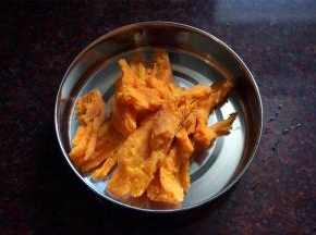 红薯水煮熟后放凉，去皮，取100克。