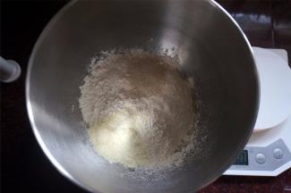 将食材放入厨师机的搅拌盆内。