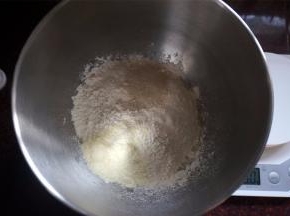 将食材放入厨师机的搅拌盆内。