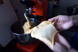 先用低速1档搅拌，使得食材混合后再用3档揉面。