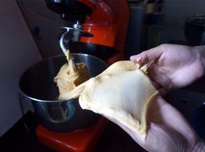 先用低速1档搅拌，使得食材混合后再用3档揉面。