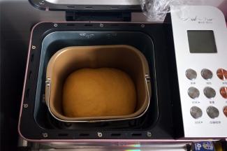 将面团放入面包机，选择酸奶程序发酵至两倍大，大概用了2个小时。