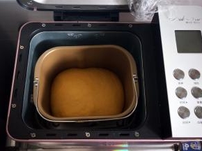 将面团放入面包机，选择酸奶程序发酵至两倍大，大概用了2个小时。