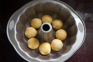 分别揉圆，放入模具中。