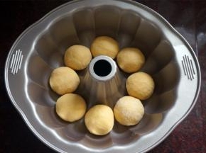 分别揉圆，放入模具中。