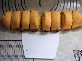 卷起，分成8份，盖上保鲜膜松弛15分钟。