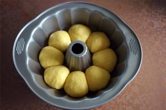 盖上保鲜膜，放入烤箱，选择发酵程序进行二次发酵，大概1个小时。