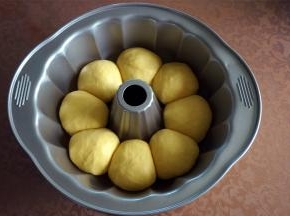 盖上保鲜膜，放入烤箱，选择发酵程序进行二次发酵，大概1个小时。