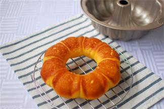 出炉后倒扣即可脱模。