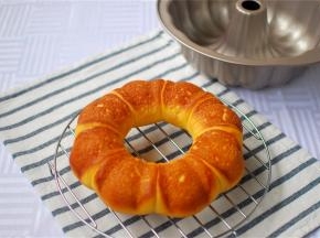 出炉后倒扣即可脱模。