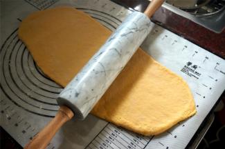 取出面团，排气。