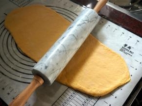 取出面团，排气。