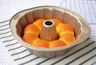 烤箱预热，上火195度，下火190度，中层，烤18分钟。