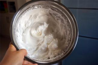 然后转为中速，打发至中性发泡（倒置容器，蛋白不流出）。