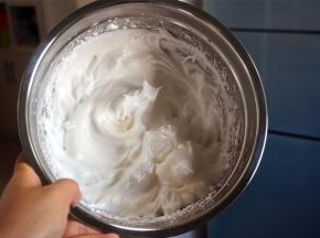 然后转为中速，打发至中性发泡（倒置容器，蛋白不流出）。