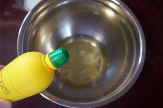 打发蛋白：蛋白加入2克柠檬汁，1克盐，33克的细砂糖（分三次加入），低速打发至粗泡状态。