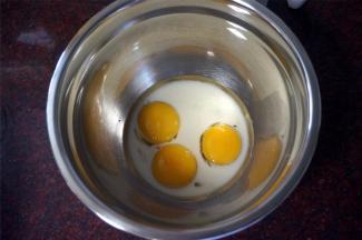 制作面糊：蛋黄中加入13克细砂糖，20克纯牛奶或清水，33克玉米油，拌至糖融化。