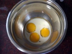 制作面糊：蛋黄中加入13克细砂糖，20克纯牛奶或清水，33克玉米油，拌至糖融化。