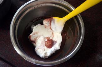 将三分之一的蛋白糊加入到蛋黄糊中，切拌均匀。然后将其倒入剩余的蛋白糊中，拌均匀。