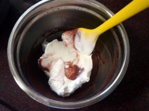 将三分之一的蛋白糊加入到蛋黄糊中，切拌均匀。然后将其倒入剩余的蛋白糊中，拌均匀。