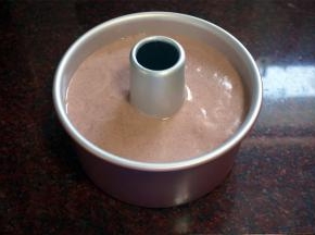 将面糊倒入7寸的圆形中空戚风模具中，震荡出大气泡。