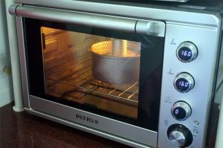 放入预热好的烤箱中下层，上下火160度，35分钟。