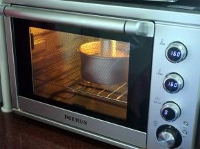 放入预热好的烤箱中下层，上下火160度，35分钟。