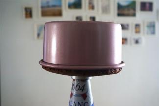 出炉后倒扣在玻璃瓶上冷却。