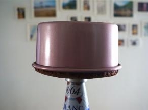 出炉后倒扣在玻璃瓶上冷却。