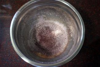 然后筛入红曲粉和戚风蛋糕粉，拌至无干粉状态。