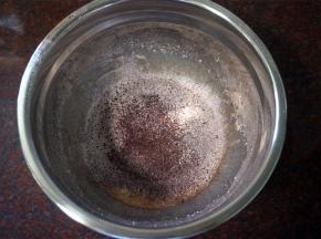 然后筛入红曲粉和戚风蛋糕粉，拌至无干粉状态。