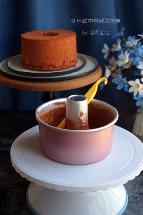 然后再用蛋糕分离刮刀分离底部。