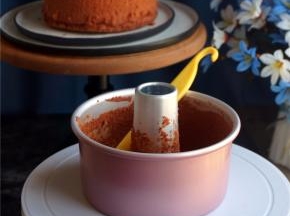 然后再用蛋糕分离刮刀分离底部。