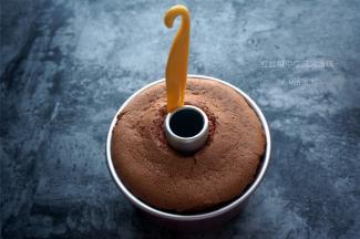 待蛋糕完全冷却后脱模，用蛋糕分离刮刀将与模具接触的地方刮一圈。