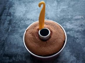 待蛋糕完全冷却后脱模，用蛋糕分离刮刀将与模具接触的地方刮一圈。