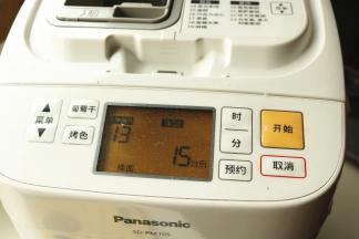 面包机选择意大利面面团程序，揉面15分钟。