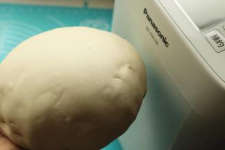 揉好的面团，表面有小气泡，延展性很好，不需要醒发。