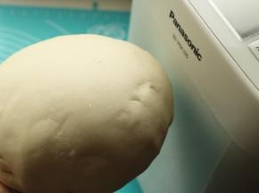 揉好的面团，表面有小气泡，延展性很好，不需要醒发。