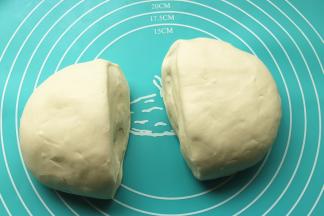 面团分成两份。