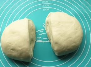 面团分成两份。