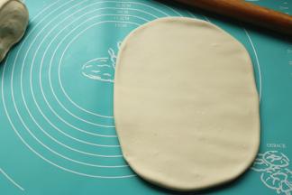 擀开成10毫米厚的正方形。