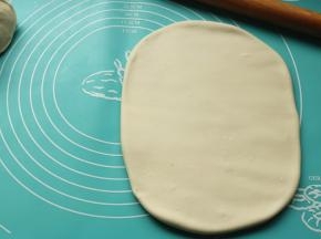 擀开成10毫米厚的正方形。