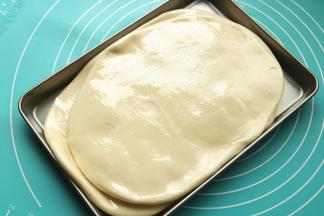 面片两面抹油，放在盘子里，盖保鲜膜醒发半个小时以上。