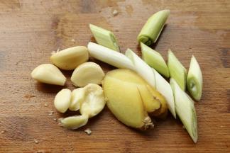 葱姜蒜切成片。