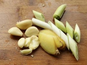 葱姜蒜切成片。