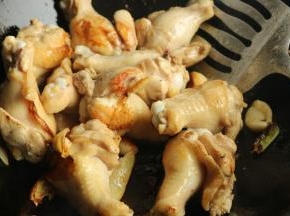 炒锅放少许油，放入鸡翅根煎香表面。
