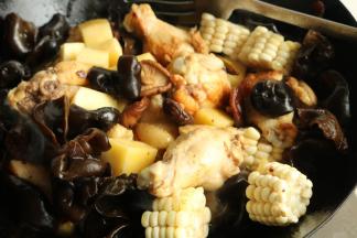 加入香菇、木耳、玉米和土豆翻炒。